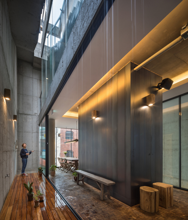 동네가게 녹슨에는 숨통을 틔우는 역할을 하는 사이 공간이 있다. 건축사진가 윤준환 제공