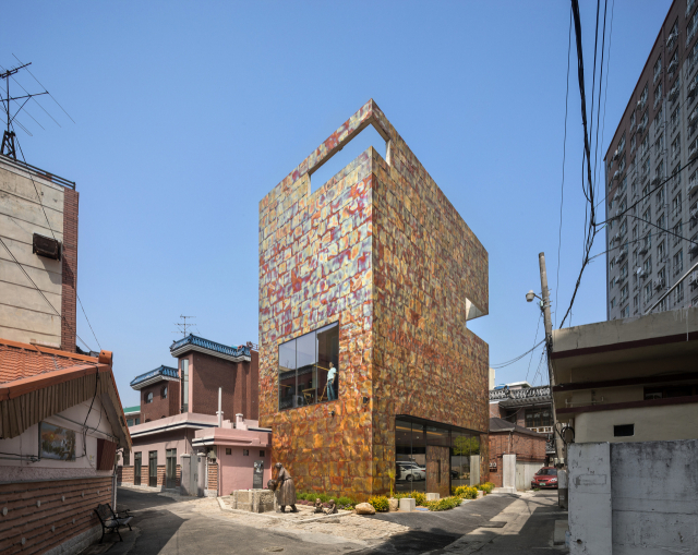 ‘동네가게 녹슨’의 초창기 모습. 2019년 4월 건물이 완공됐을 때, 건물 외벽은 노란빛이 강했다. 건축사진가 윤준환 제공