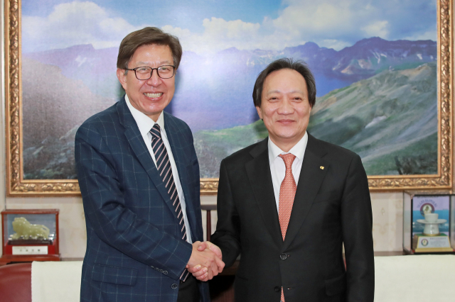 지난달 22일 박형준 당시 시장 후보가 장인화 신임 부산상의 회장을 찾아 인사를 나눴다. 김경현 기자 view@