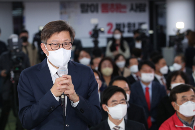 국민의힘 박형준 부산시장 후보가 7일 오후 부산진구 선거사무소에서 출구조사 결과가 발표된 후 소감을 말하고 있다. 김경현 기자 view@