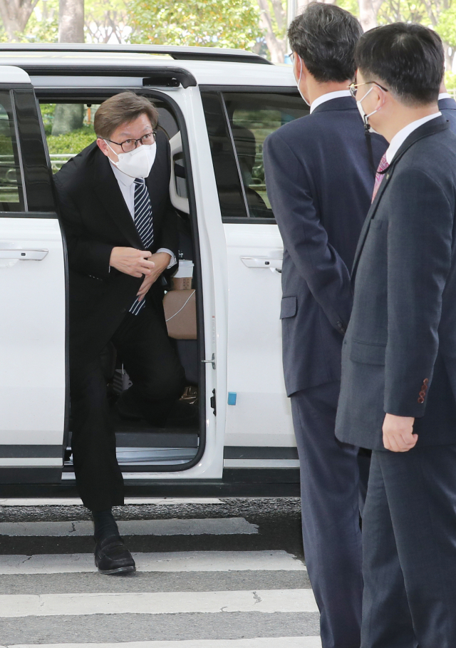 시 선관위에서 당선증을 받은 박형준 부산시장이 8일 오전 부산 연제구 부산시청 입구에 도착 차량에서 내리고 있다. 강선배 기자 ksun@