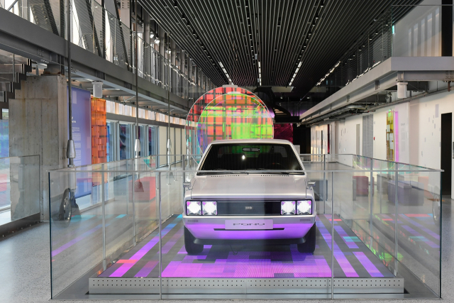 지난 8일 문을 연 현대모터스튜디오 부산에 전시된 '헤리티지 시리즈-포니'. 현대모터스튜디오 부산 제공