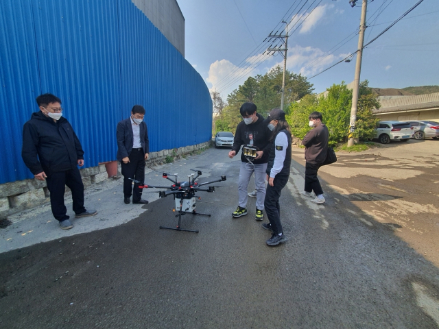 지역 내 산단과 대형사업장 등에서 배출하는 대기오염 물질과 비산먼지 등을 효과적으로 단속하기 위해 경남에서 처음으로 첨단 드론을 투입한 양산시. 양산시 제공