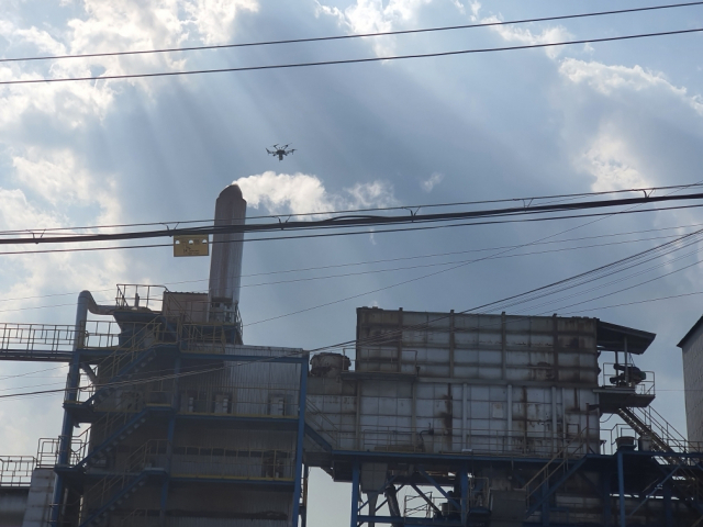 지역 내 산단과 대형사업장 등에서 배출하는 대기오염 물질과 비산먼지 등을 효과적으로 단속하기 위해 경남에서 처음으로 첨단 드론을 투입한 양산시. 양산시 제공