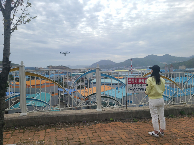 지역 내 산단과 대형사업장 등에서 배출하는 대기오염 물질과 비산먼지 등을 효과적으로 단속하기 위해 경남에서 처음으로 첨단 드론을 투입한 양산시. 양산시 제공