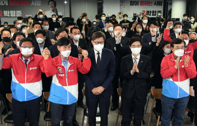 4·7 보궐선거가 야당의 압승으로 끝나면서 부산시정은 더욱 여야 협치의 중요성이 높아졌다. 사진은 박형준 부산시장이 국민의힘 관계자들과 7일 투표 종료 직후 발표된 출구조사를 보고 있는 모습. 김경현 기자 view@