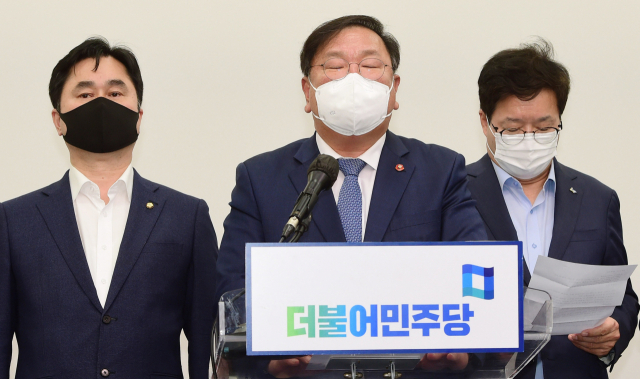 더불어민주당 김태년 대표 직무대행이 8일 국회에서 4·7 재보궐선거 참패에 대한 책임을 지고 최고위원 등 지도부의 총사퇴를 밝히고 있다. 연합뉴스