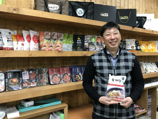 (주)에브리데이뉴 전기웅 대표가 참도깨비 시그니처라고 할 수 있는 ‘금강만두 육개장’을 들어보이고 있다. 이현정 기자