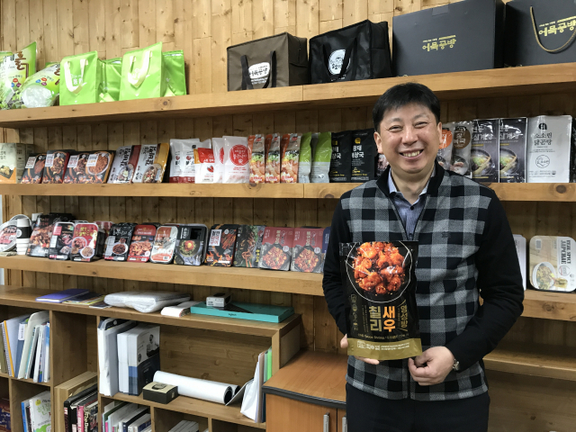 (주)에브리데이뉴 전기웅 대표가 최근 인기 있는 참도깨비 ‘영성방 칠리새우’를 들어보이고 있다. 이현정 기자