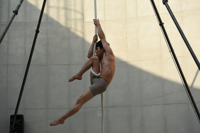 인종차별에 관한 이야기를 춤과 서커스 퍼포먼스 등으로 풀어낸 ‘차별에 대한 보고서’의 3부 공연 ‘새-두 번째 이야기’. 사진은 서상현의 로프에어리얼 장면. 김남진피지컬씨어터 제공