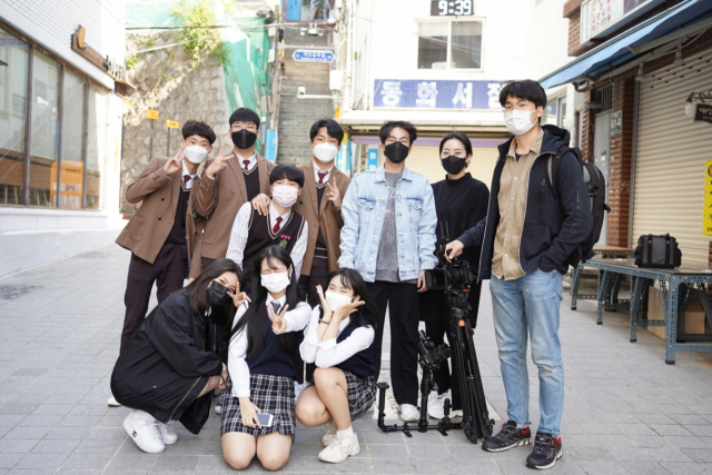 11일 부산 중구 보수동 책방골목에서 상생 프로젝트에 참가 중인 동주여고 학생들과 혜광고 학생들이 기념촬영을 하고 있다. 혜광고 제공