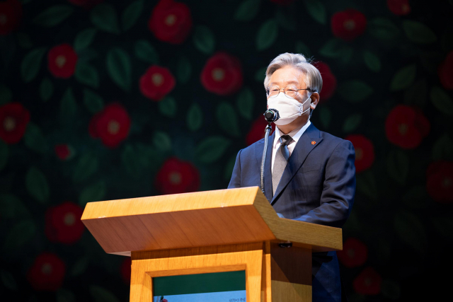 이재명 경기도지사가 지난 10일 경기아트센터에서 열린 제주 4·3 제73주기 추념식에서 개회사를 하고 있다. 연합뉴스