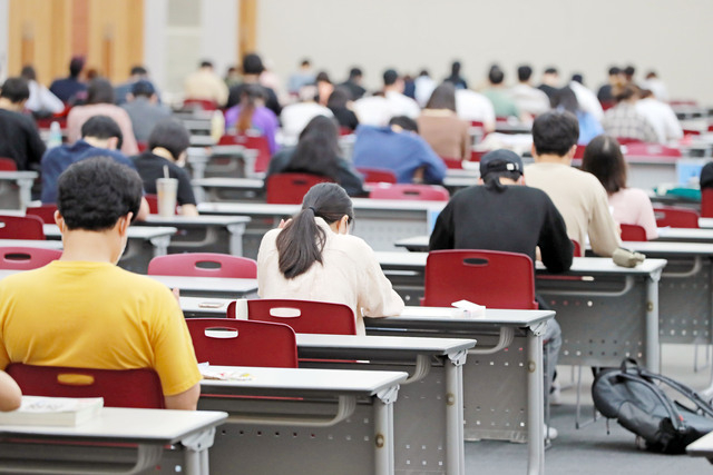 올해 5월 29일 부산시 산하 공공기관의 필기시험이 통합 실시된다. 지난해 7월 벡스코에서 열린 부산교통공사 채용 필기 시험의 모습. 부산일보 DB