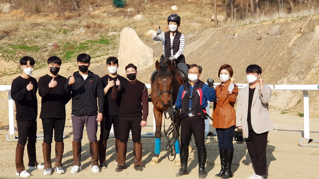지난달 25일 전호환(오른쪽에서 세 번째) 동명대 차기 총장과 학생 대표 6명이 부산 외곽의 한 승마장에서 승마 실습을 하고 찍은 사진. 동명대 제공