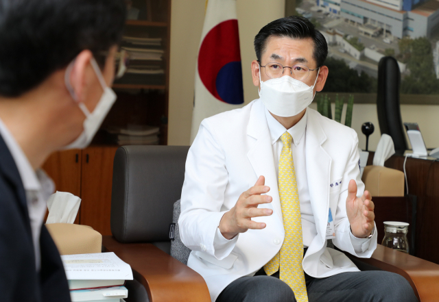 영남권에서 유일하게 첨단재생의료실시기관으로 지정된 동아대병원 안희배 원장이 바이오산업 육성의 중요성을 피력하고 있다. 강선배 기자 ksun@