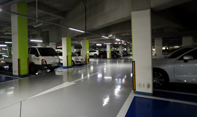 아파트 주민들끼리 자가용을 유료로 렌트하는 플랫폼 서비스가 시작된다. 부산 시내 한 아파트 주차장. 부산일보DB