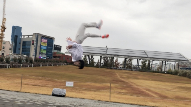 인종차별에 관한 이야기를 춤과 서커스 퍼포먼스 등으로 풀어낸 ‘차별에 대한 보고서’의 3부 공연 ‘새-두 번째 이야기’의 연습 장면. 김남진피지컬씨어터 제공