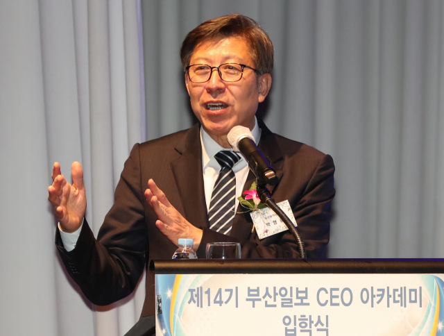 신임 박형준 부산시장이 지난 13일 오후 부산롯데호텔에서 열린 제14기 부산일보 CEO아카데미 입학식에서 ‘부산을 넘어서 내게 힘이 되는 부산’이란 주제로 강의를 하고 있다. 강선배 기자 ksun@