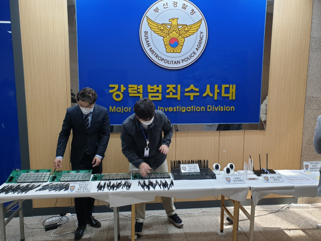 경찰이 '김민수 검사'를 사칭한 A 씨와 중국 보이스피싱 조직이 사용한 발신번호 중계기를 압수해 공개했다. 부산경찰청 제공