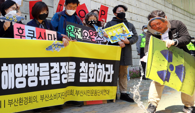 부산 지역 시민사회단체 회원들이 지난 14일 동구 일본영사관 앞에서 일본의 후쿠시마 원전 오염수 해양방류 결정을 규탄하는 기자회견을 가진 뒤 퍼포먼스를 하고 있다. 정종회 기자 jjh@