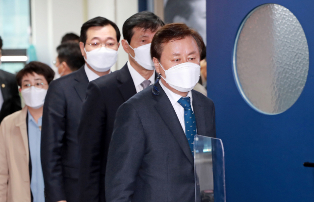 더불어민주당 도종환 비상대책위원장이 14일 부산 연제구 부산시당에서 열린 현장 비상대책위원회 회의에 참석하고 있다. 김경현 기자 view@