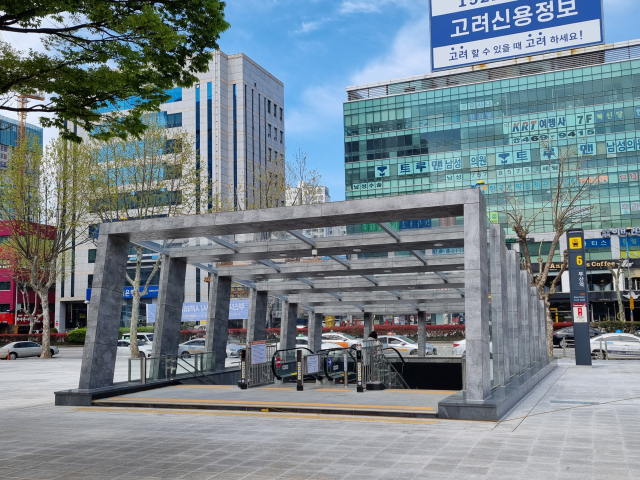 부산역 광장과 이어지는 부산역 6번 출구 직통 에스컬레이터의 모습.