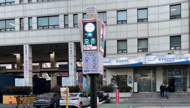 부산항 북항 신감만부두에 최근 설치된 미세먼지 측정망. 부산항만공사는 미세먼지 측정기와 실시간 농도 표출이 가능한 미세먼지 신호등을 부산항 일대 총 21곳에 설치했다. 부산항만공사 제공