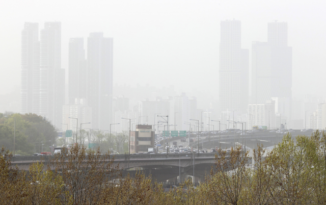 중국·몽골발 황사가 찾아온 16일 오후 서울 잠실에서 바라본 한강 일대가 뿌옇다. 연합뉴스