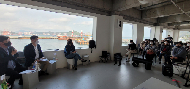 16일 열린 영도 문화도시 연결포럼 중 '폐조선소, 멈춰진 역사에서 문화공간으로' 제목으로 열린 마지막 포럼에 지역 문화 관계자들이 참석했다. 오금아 기자