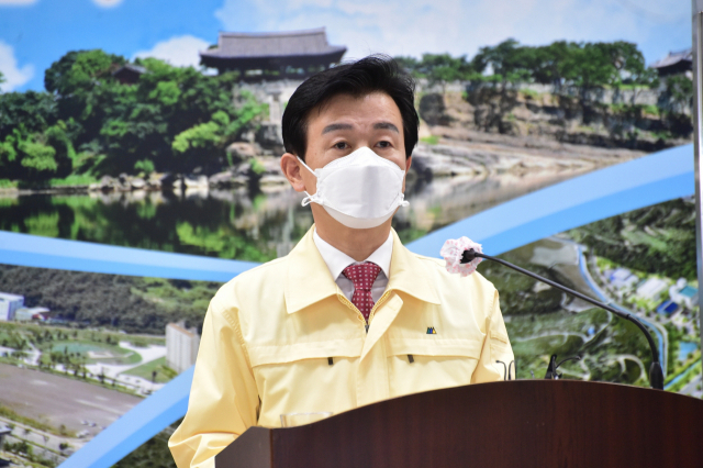 조규일 진주시장이 18일 오후 코로나19 브리핑을 통해 지역 전 유흥시설에 대해 일주일간 집합금지 행정명령했다. 진주시 제공