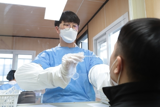 코로나19 진단검사 모습.