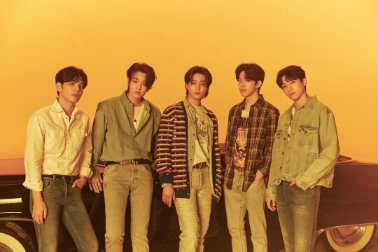 그룹 데이식스의 미니 7집 ‘더 북 오브 어스: 네겐트로피-카오스 스왈로드 업 인 러브’ 타이틀곡 ‘유 메이크 미’은 멤버 영케이와 원필이 함께 만든 곡이다. JYP엔터테인먼트 제공