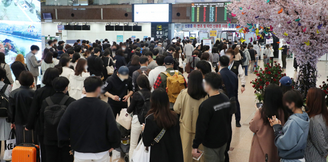 17일 오전 부산 강서구 김해공항 국내선 청사 탑승장 앞이 주말을 맞아 여행을 떠나는 시민들로 붐비고 있다. 부산일보DB