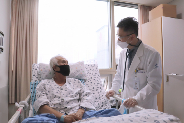 다발골수종은 65세 이상 환자에서 주로 발생해 ‘노인 혈액암’으로 알려진 희소 질환이다. 좋은강안병원 주영돈 부원장이 환자와 상담하는 모습. 작은 사진은 소변이나 혈청을 통해 다발골수종을 진단하는 전기영동검사 장면. 좋은강안병원 제공