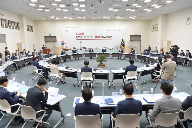 부산시는 19일 시청 1층 대회의실에서 박형준 부산시장과 16개 구·군의 자치단체장이 참석한 가운데 ‘코로나19 위기 극복 부산시·구군 협치회의’를 개최했다. 부산시 제공