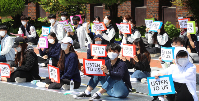 19일 오전 부산교대 본관 앞에서 학생들이 통합에 반대하는 집회를 하고 있다. 정종회 기자 jjh@
