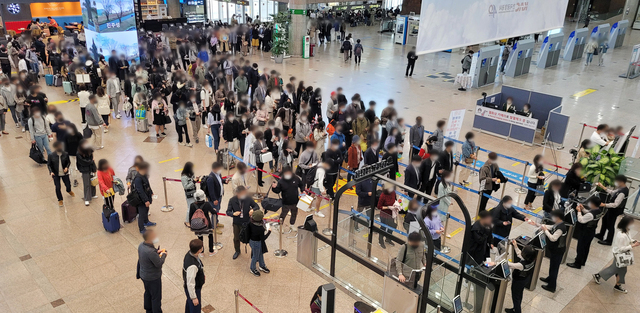 17일 오후 부산 강서구 김해공항 국내선 청사 탑승장 앞이 주말을 맞아 여행을 떠나는 시민들로 붐비고 있다. 강선배 기자 ksun@ 2021.04.19 부산일보DB