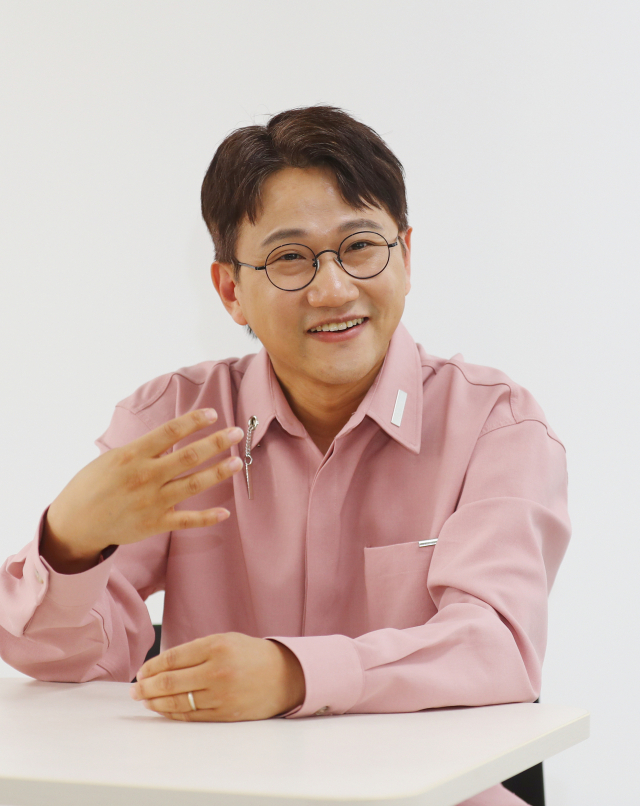 부산예대 출강하는 스윗소로우 김영우 가수. 정종회 기자 jjh@