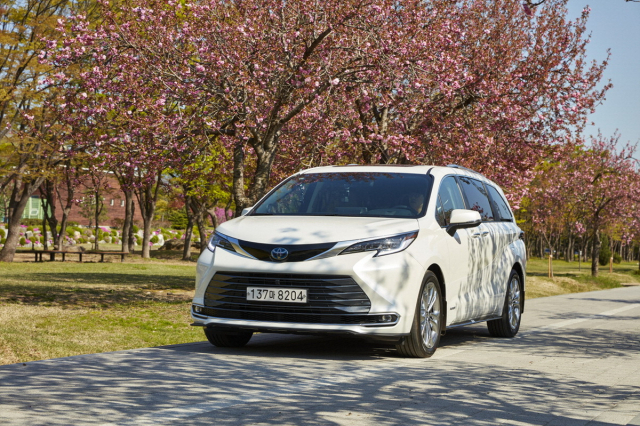 토요타 ‘뉴 시에나 하이브리드’ 주행 모습. 토요타코리아 제공