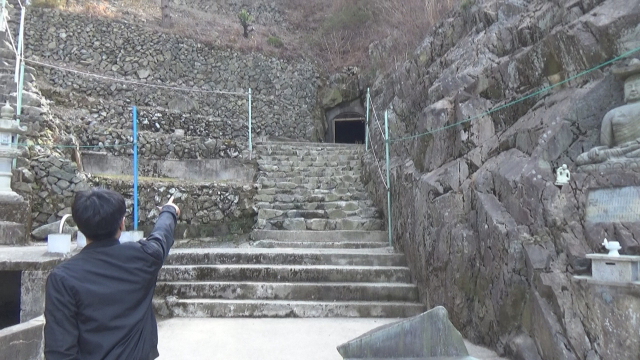 부산 수영구 망미동 금련산 A광산 입구. 현재는 인근 사찰의 ‘동굴법당’으로 사용되고 있어 이용객들이 중금속 등 오염물질에 그대로 노출될 위험이 크다.