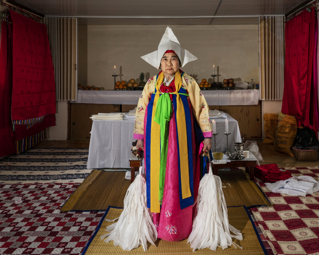 박찬호 '신당(神堂)_제주도 신천리본향당 매인심방 강복녀'. 예술지구P 제공