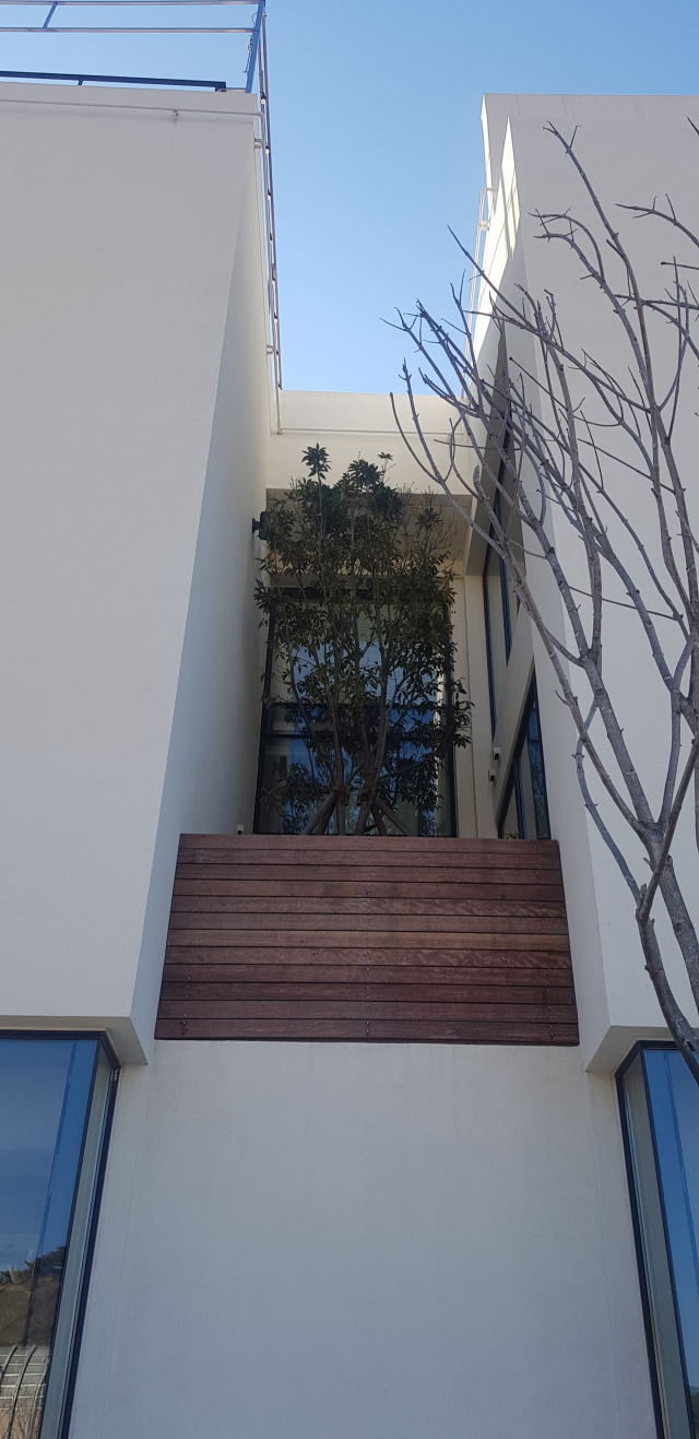 ‘AB Origine’은 건물 동쪽에서 봤을 때, 마치 두 개의 덩어리가 비어 있는 공간(보이드)을 사이에 두고 합쳐져 있는 듯 느껴진다. 정달식 선임기자