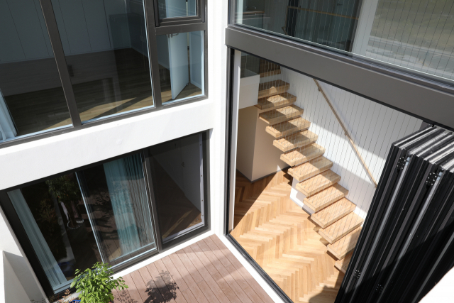 3층 현관 맞은편에 위치한 중정. 옆은 4층(복층) 방으로 올라가는 계단이다. 유가건축사사무소 제공