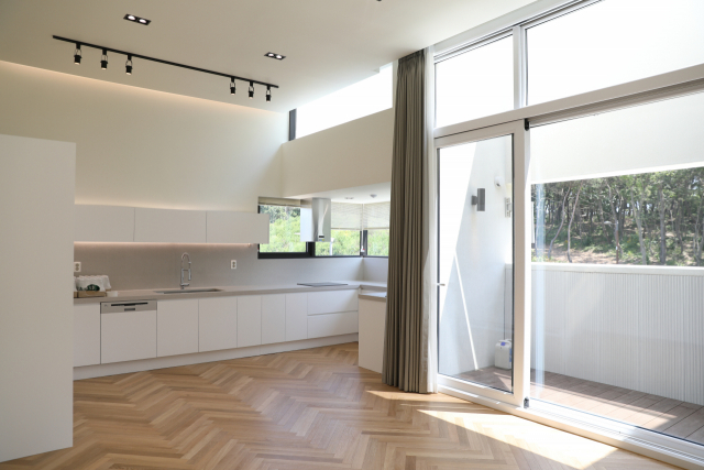 부엌과 거실 테라스 창이 모두 숲을 바라보고 있다. 유가건축사사무소 제공