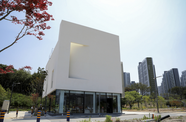 부산 기장군 일광면 일광신도시 단독주택단지에 있는 상가주택 ‘AB Origine’ . 마치 조소적 느낌으로 다가온다. 유가건축사사무소 제공