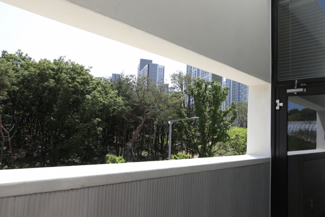 거실 테라스를 통해 볼 수 있는 바깥 풍경. 유가건축사사무소 제공