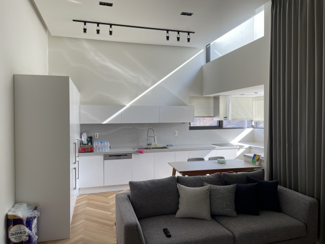 고측창을 통해 들어온 햇살이 눈 부시다. 유가건축사사무소 제공