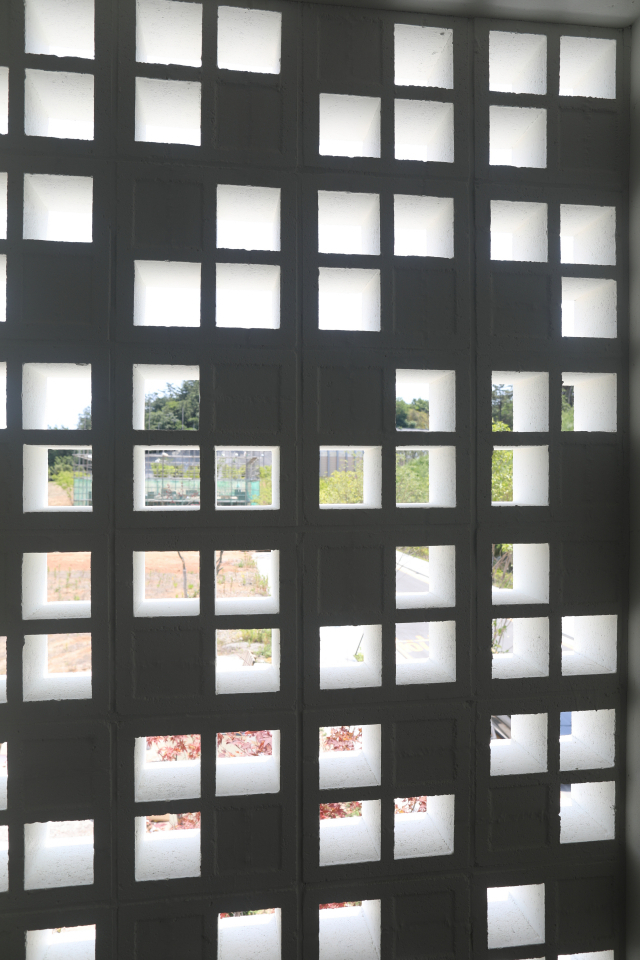 욕실과 통하는 테라스 벽면을 마치 큐 블록 느낌의 벽돌 벌집쌓기를 해 안에서는 바깥을 맘껏 볼 수 있지만, 밖에서는 안을 잘 볼 수 없는 구조로 만들었다. 유가건축사사무소 제공