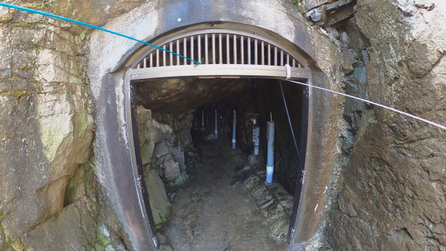 중금속 오염이 심각한 것으로 드러난 부산 도심의 금련산 중턱 폐광산 모습. 이승훈 기자