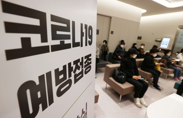 돌봄종사자와 항공업계 종사자의 백신 접종이 시작된 19일 오전 서울 강서구 부민병원에서 아스트라제네카 코로나19 백신 접종을 받기 위해 시민들이 대기하고 있다. 연합뉴스